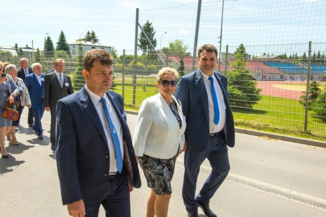 Przemarsz uczestników Jubileuszu Szkoły